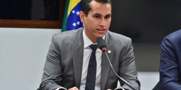 Relator Domingos Neto conduz reforma dos planos de saúde sem assegurar proteção a idosos