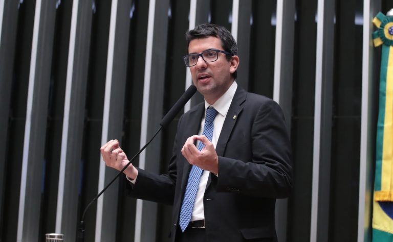 Câmara aprova multa para quem descarta lixo em vias públicas; texto vai ao Senado – Notícias