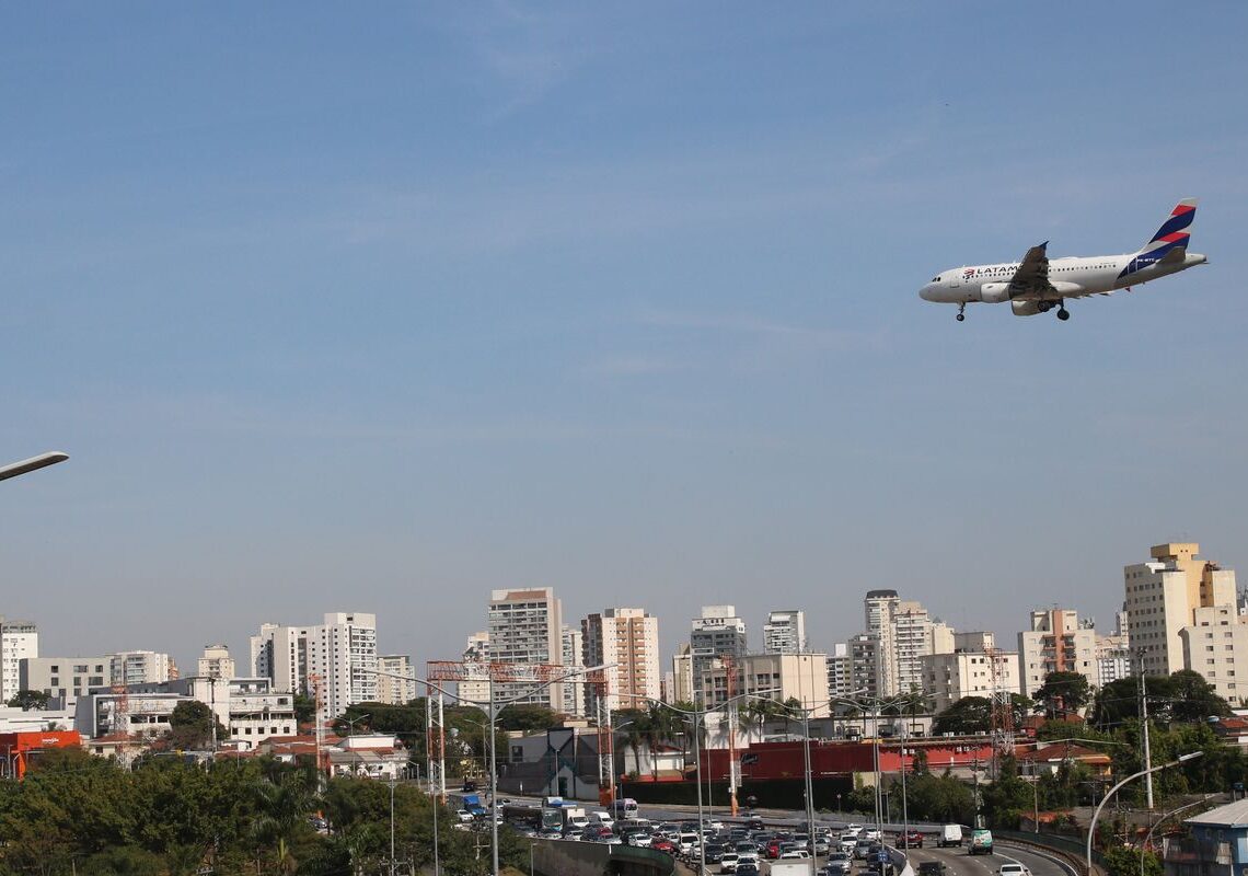 Empresas aéreas terão linha de crédito para enfrentar alta de custos