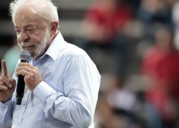 Lula diz que governo fará de tudo para conter preço do diesel