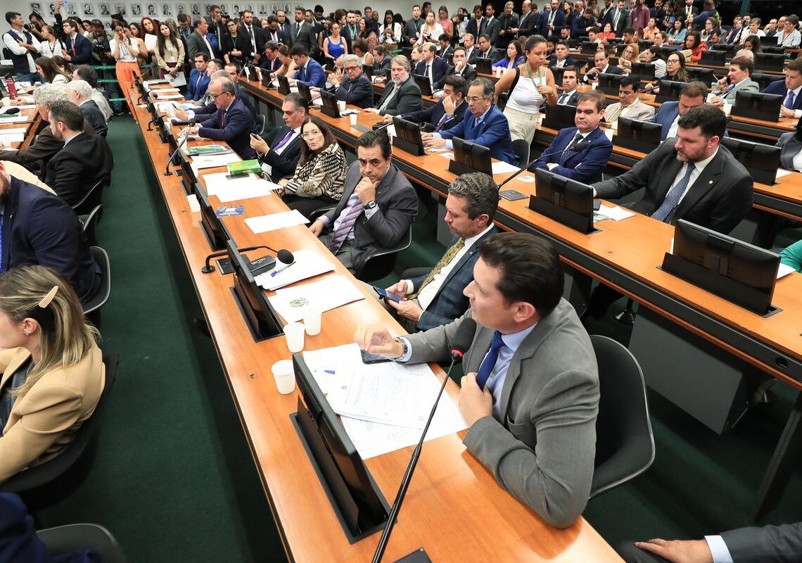 CCJ da Câmara retoma análise do fim da escala 6×1 nesta quarta
