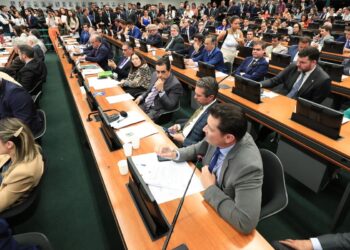 CCJ da Câmara retoma análise do fim da escala 6×1 nesta quarta