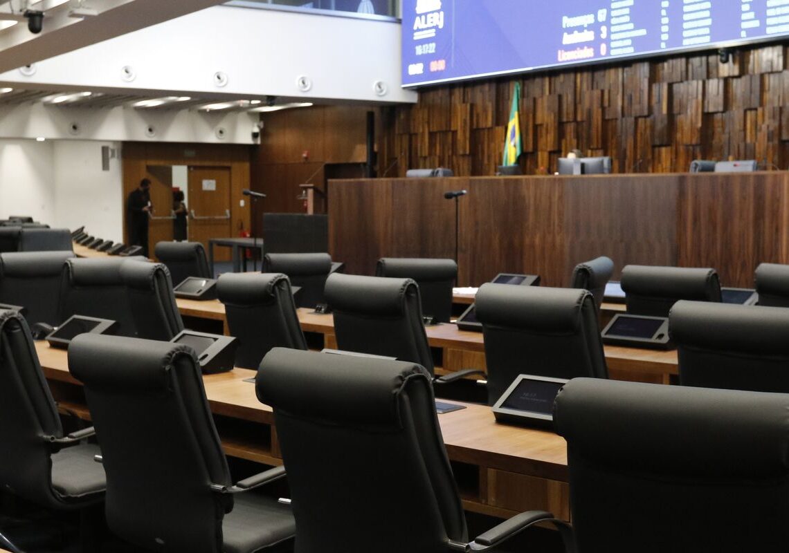 Proposições legislativas sobre IA favorecem controle e vigilância