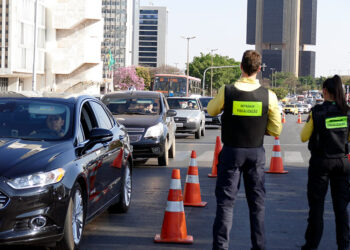 Senado vai avaliar projeto que garante livre estacionamento a oficiais de Justiça — Senado Notícias
