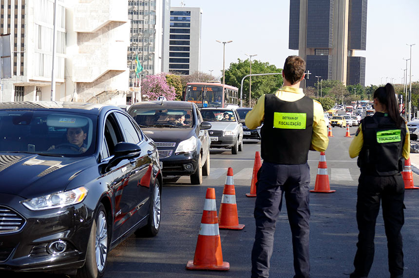Senado vai avaliar projeto que garante livre estacionamento a oficiais de Justiça — Senado Notícias
