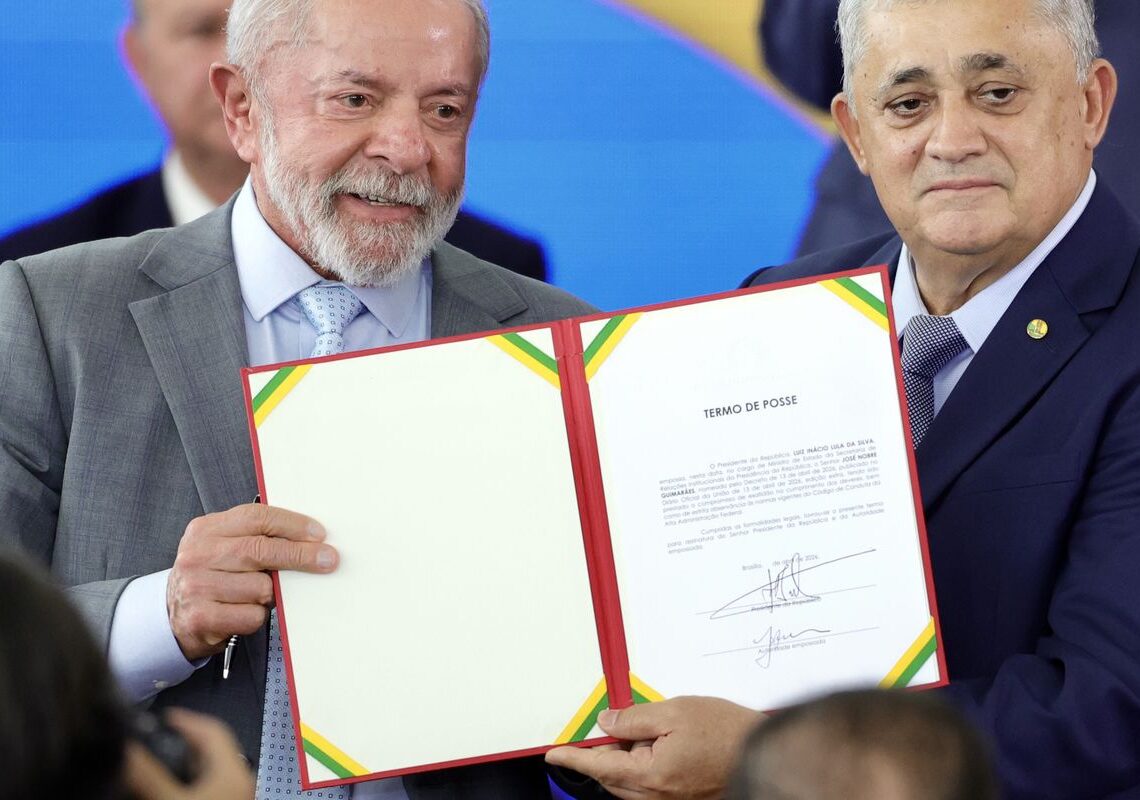 José Guimarães assume ministério e fala em “derrotar o fascismo”