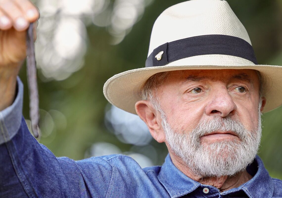 Lula vai a SP para tirar excesso de pele na cabeça e tratar tendinite