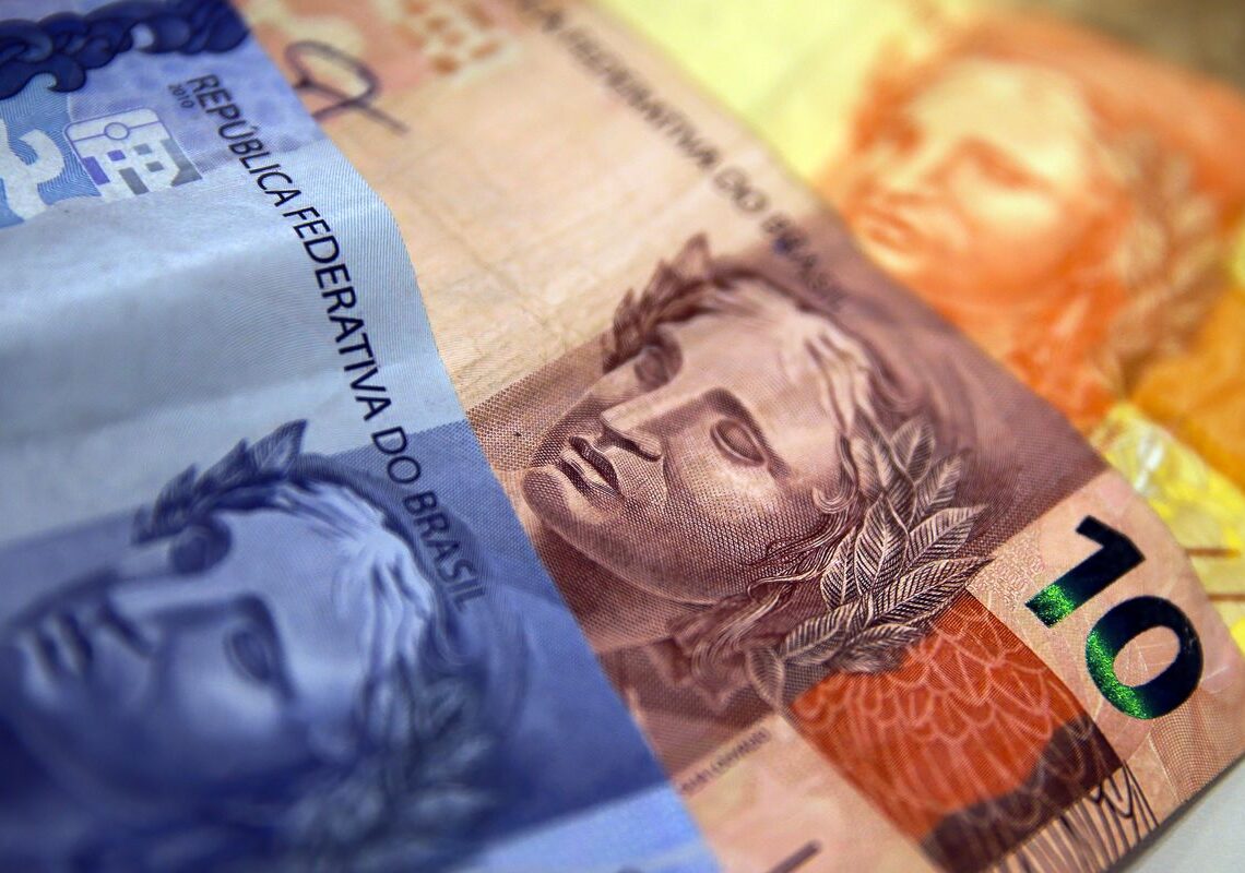 Aposentados e pensionistas do INSS começam a receber 13º nesta sexta