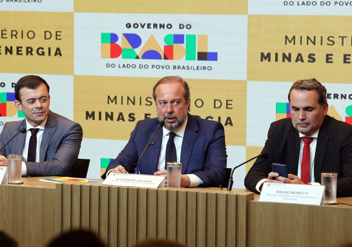 Governo cria subsídio de até R$ 0,89 para segurar preço da gasolina
