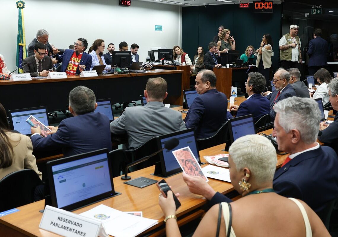Oposição critica PEC do fim da escala 6×1 durante votação na Comissão