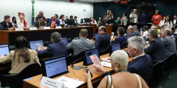 Oposição critica PEC do fim da escala 6×1 durante votação na Comissão