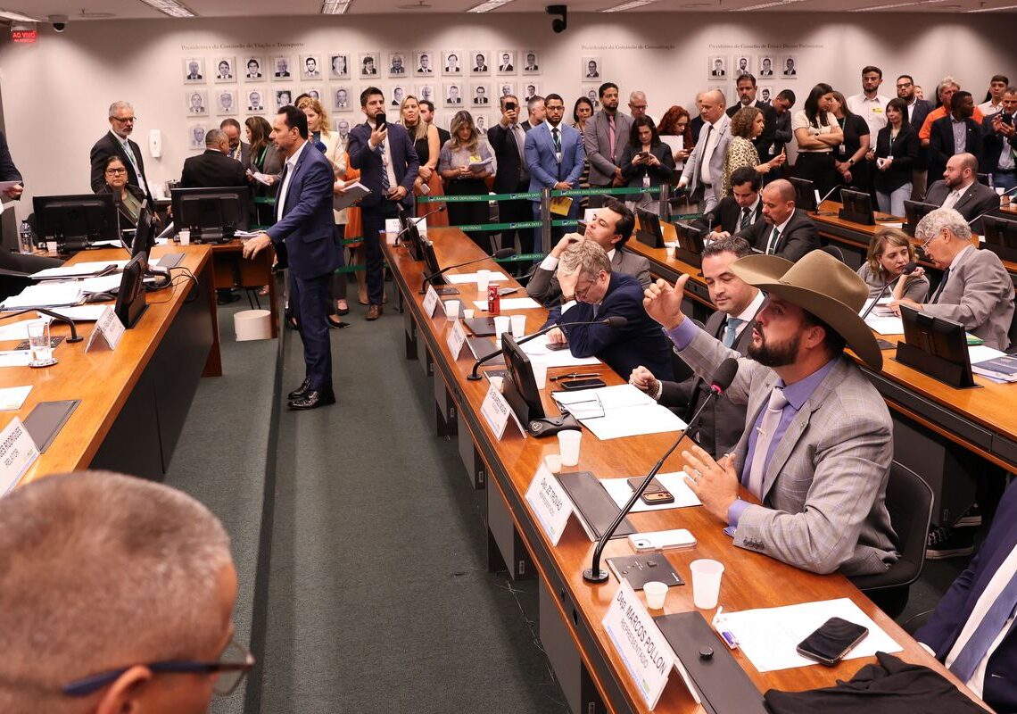 Conselho de Ética suspende três deputados por motim na Câmara