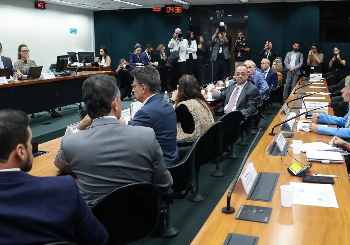 Pedido de vista adia votação da PEC do fim da escala 6X1