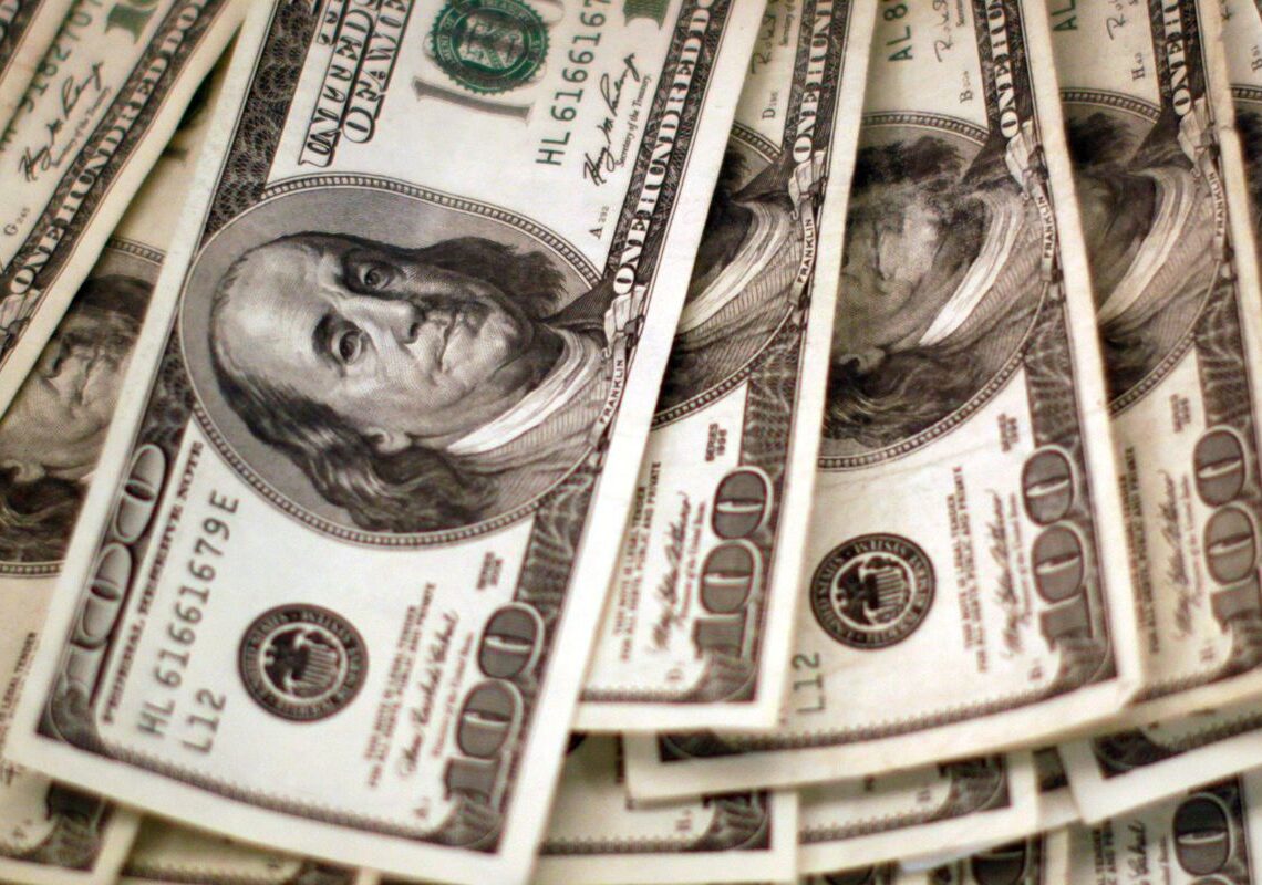 Dólar cai para R$ 5 e bolsa sobe com alívio no Oriente Médio