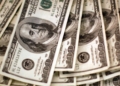 Dólar cai para R$ 5 e bolsa sobe com alívio no Oriente Médio