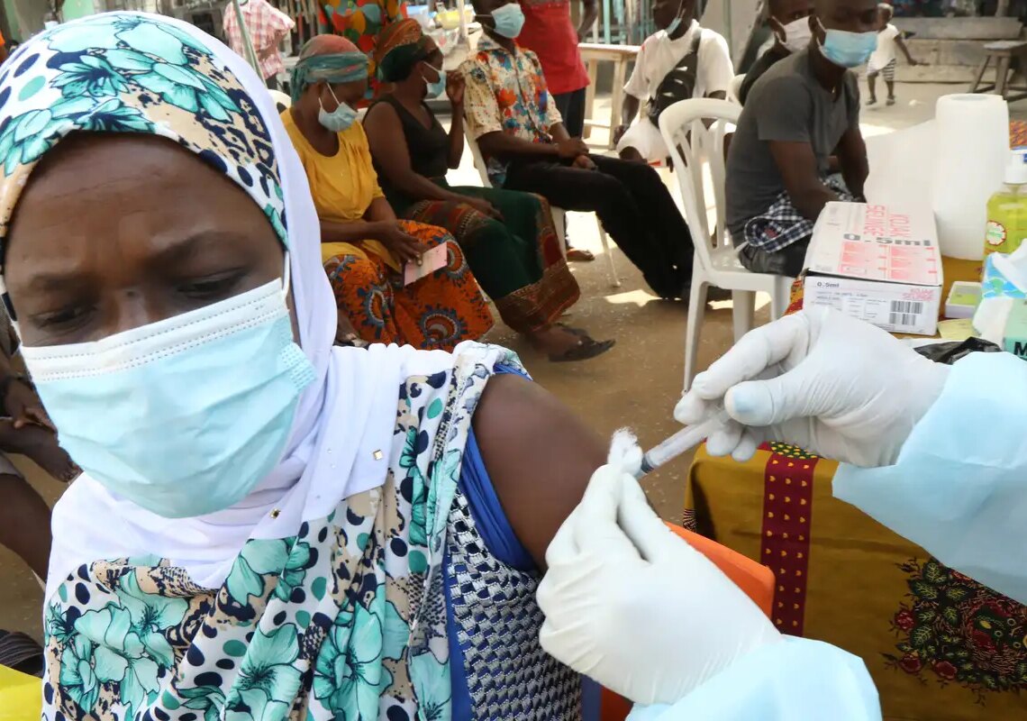 Vacina contra cepa do ebola na Àfrica pode demorar até 9 meses