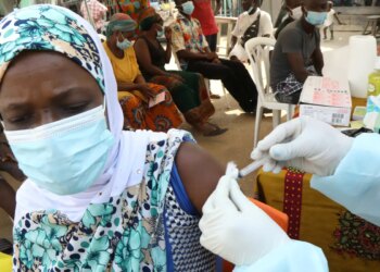 Vacina contra cepa do ebola na Àfrica pode demorar até 9 meses