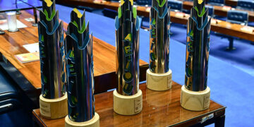 Senado premia governadores por avanços na alfabetização infantil — Senado Notícias