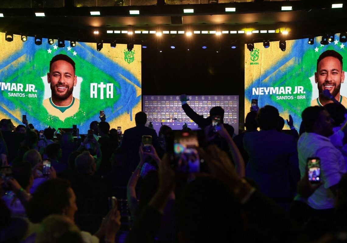 Neymar não treina em apresentação e preocupa a duas semanas da Copa