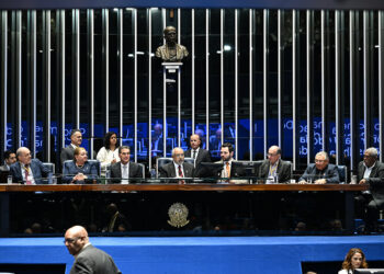 Debatedores defendem redução da jornada de trabalho em sessão no Plenário — Senado Notícias