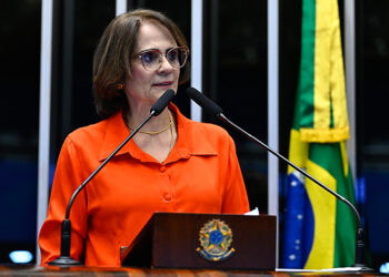 Damares Alves defende campanha contra violência sexual infantil — Senado Notícias