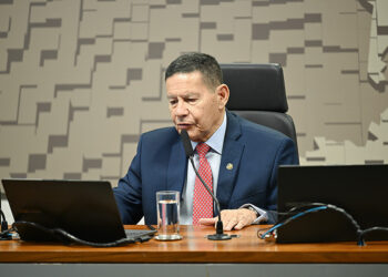 Avança projeto que obriga operadoras de telefonia a oferecer cobertura abrangente — Senado Notícias