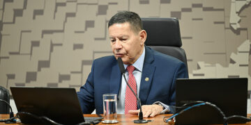 Avança projeto que obriga operadoras de telefonia a oferecer cobertura abrangente — Senado Notícias