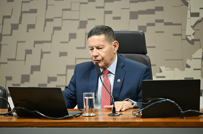 Avança projeto que obriga operadoras de telefonia a oferecer cobertura abrangente — Senado Notícias
