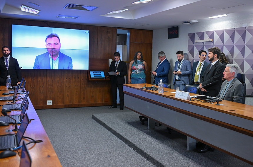 Comissão sobre piso dos professores da educação básica aprova plano de trabalho — Senado Notícias