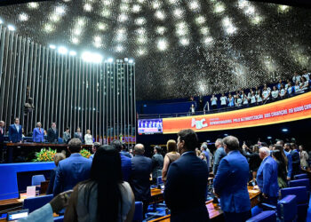 Governadores recebem comenda do Senado por alfabetização de crianças — Senado Notícias
