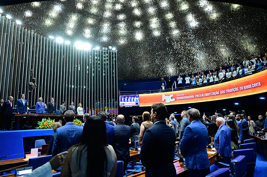 Governadores recebem comenda do Senado por alfabetização de crianças — Senado Notícias