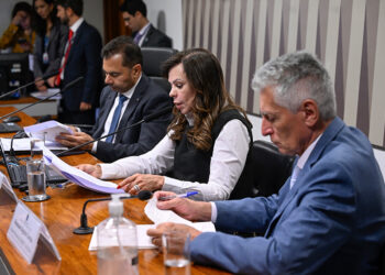Comissão aprova reajuste do piso salarial dos professores da educação básica — Senado Notícias