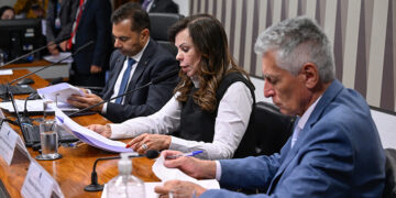 Comissão aprova reajuste do piso salarial dos professores da educação básica — Senado Notícias