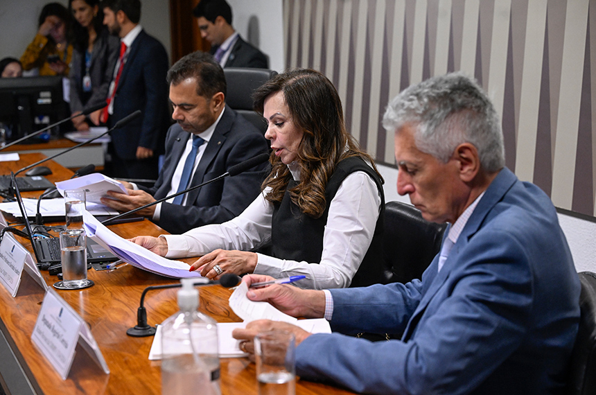 Comissão aprova reajuste do piso salarial dos professores da educação básica — Senado Notícias