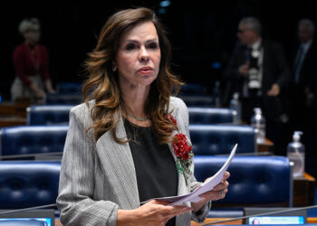 Senado aprova piso de R$ 5.130 para professores e nova regra de reajuste — Senado Notícias