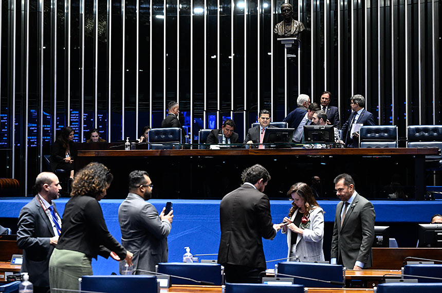 Após professores, garis, médicos e outros esperam por votação de piso salarial — Senado Notícias