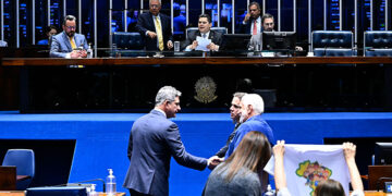 Senado aprova incentivo ao primeiro emprego para jovens — Senado Notícias
