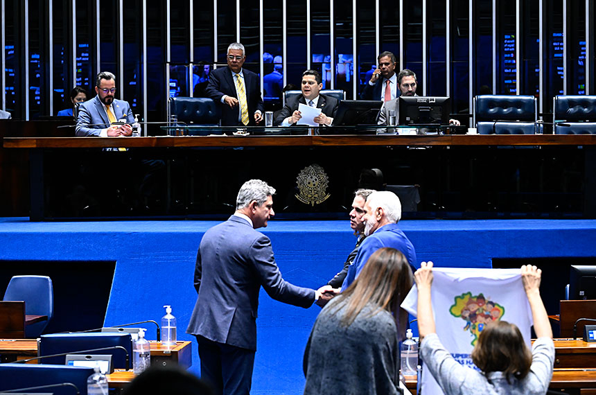 Senado aprova incentivo ao primeiro emprego para jovens — Senado Notícias