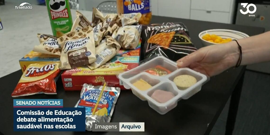 Vídeo: Venda de alimentos industrializados em escolas divide especialistas em audiência