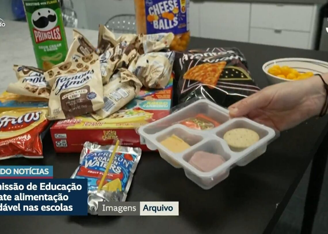 Vídeo: Venda de alimentos industrializados em escolas divide especialistas em audiência