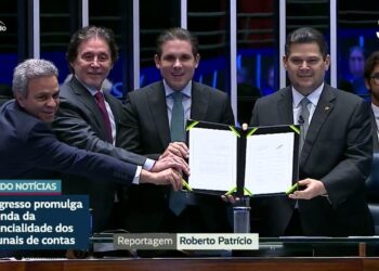 Promulgada a Emenda 139, que reconhece tribunais de contas como órgãos essenciais — Senado Notícias
