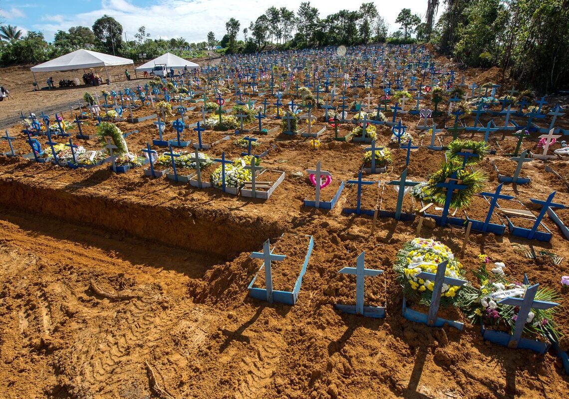 Negacionismo fez brasileiros “perderem” 3,4 anos de vida na pandemia