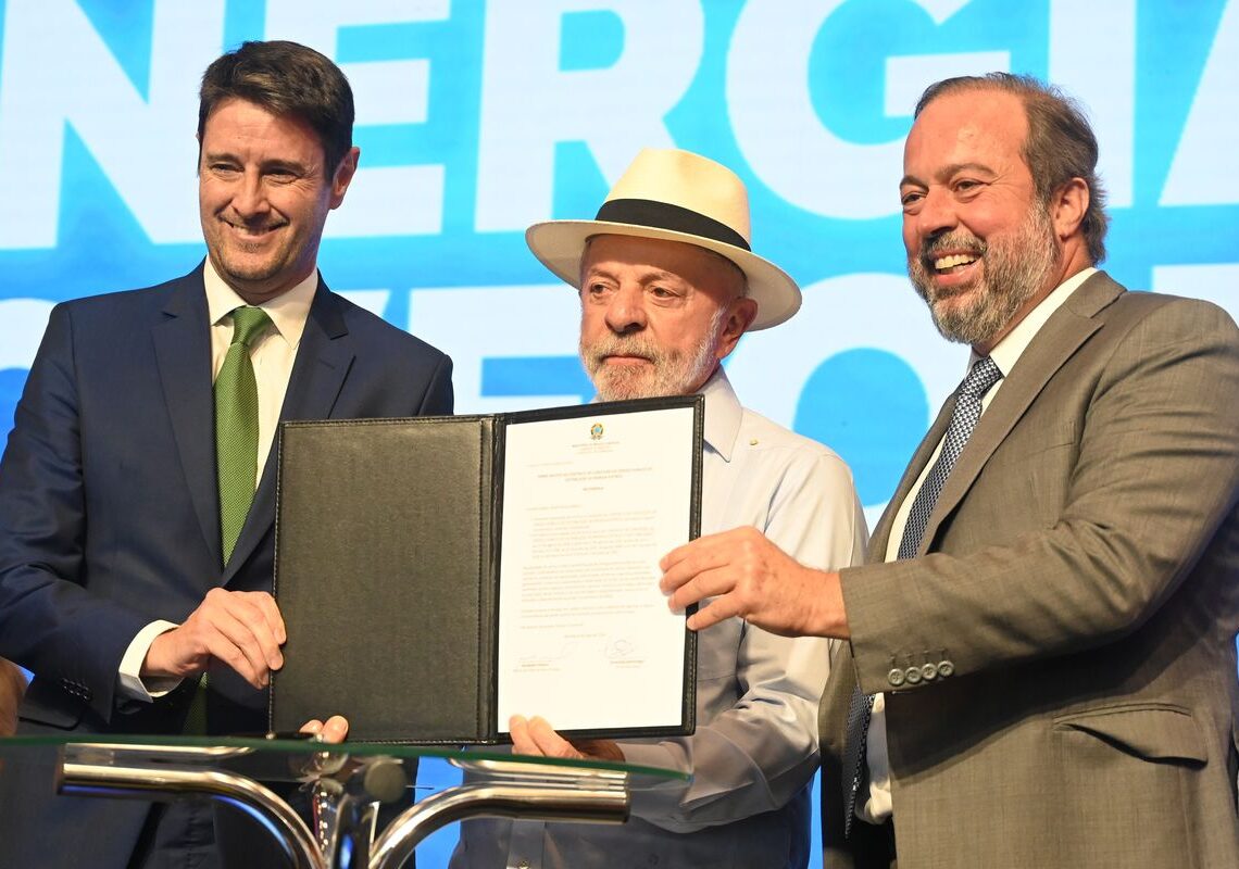 Governo renova contratos com distribuidoras de energia em 13 estados