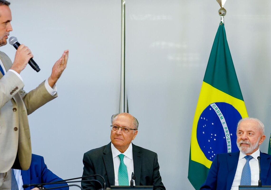 Lula assina MP e zera “taxa das blusinhas”