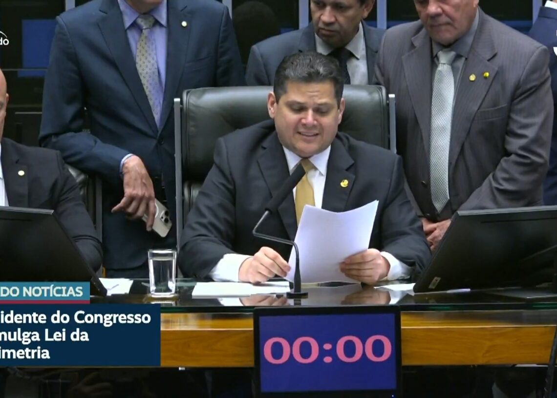 Vídeo: Presidente do Congresso promulga Lei da Dosimetria