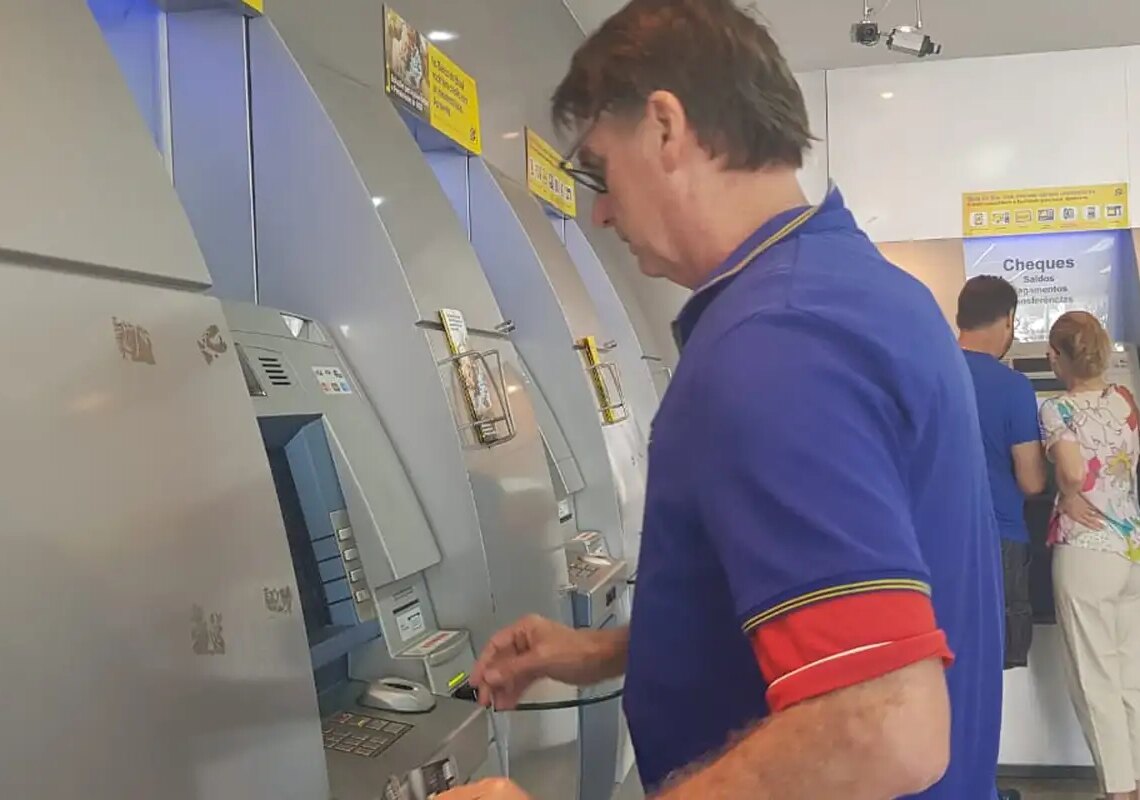 Receita paga nesta sexta maior lote de restituição do IR da história