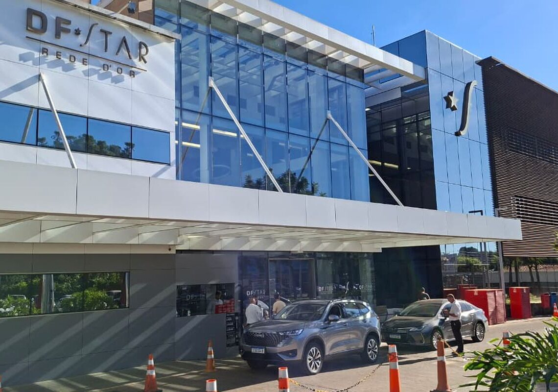 Bolsonaro é internado para cirurgia no ombro em Brasília