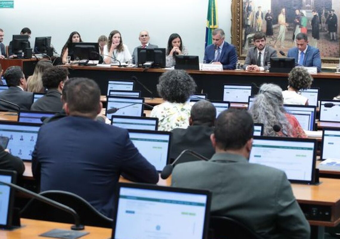 CCJ da Câmara adia análise de PEC sobre redução da maioridade penal