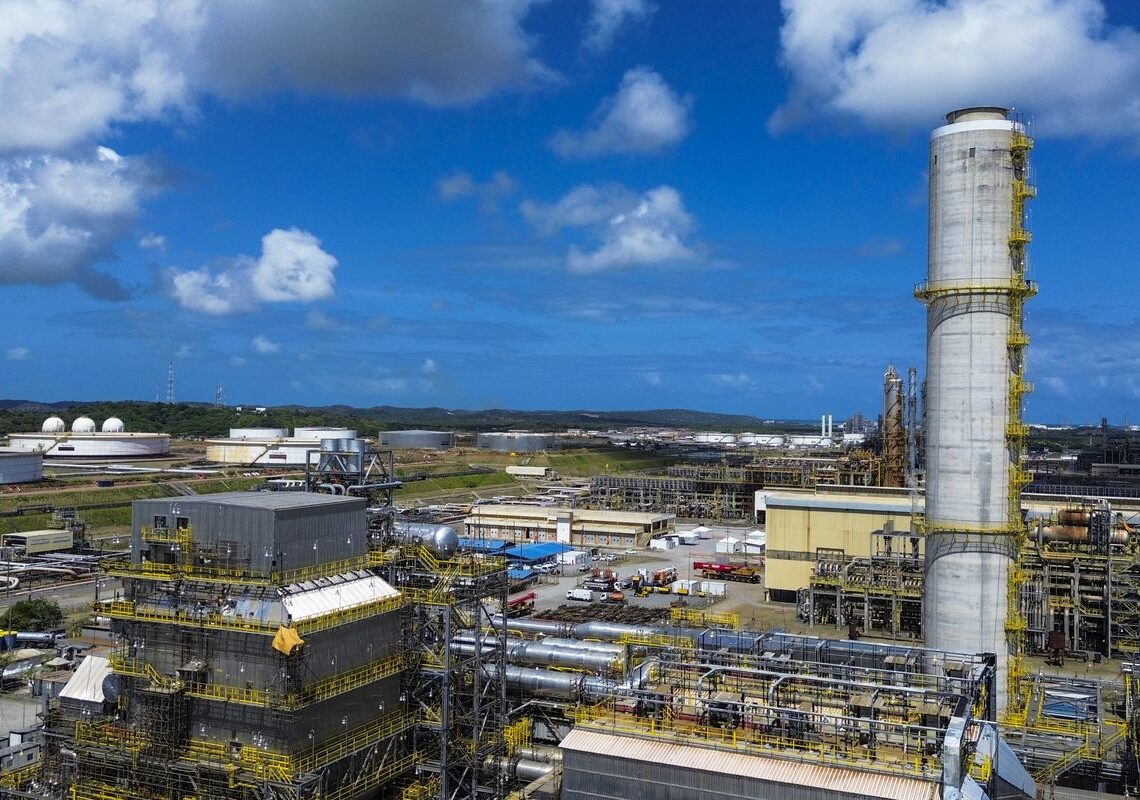 Refinarias da Petrobras operam com mais de 100% de capacidade; entenda