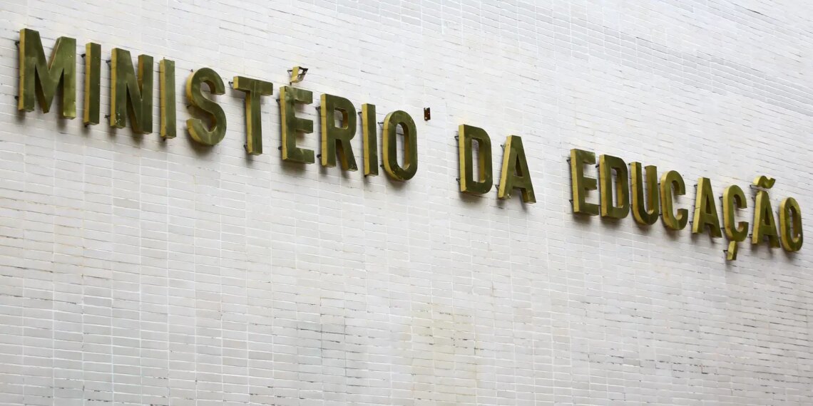 Metade dos professores formados em EAD tem desempenho insuficiente
